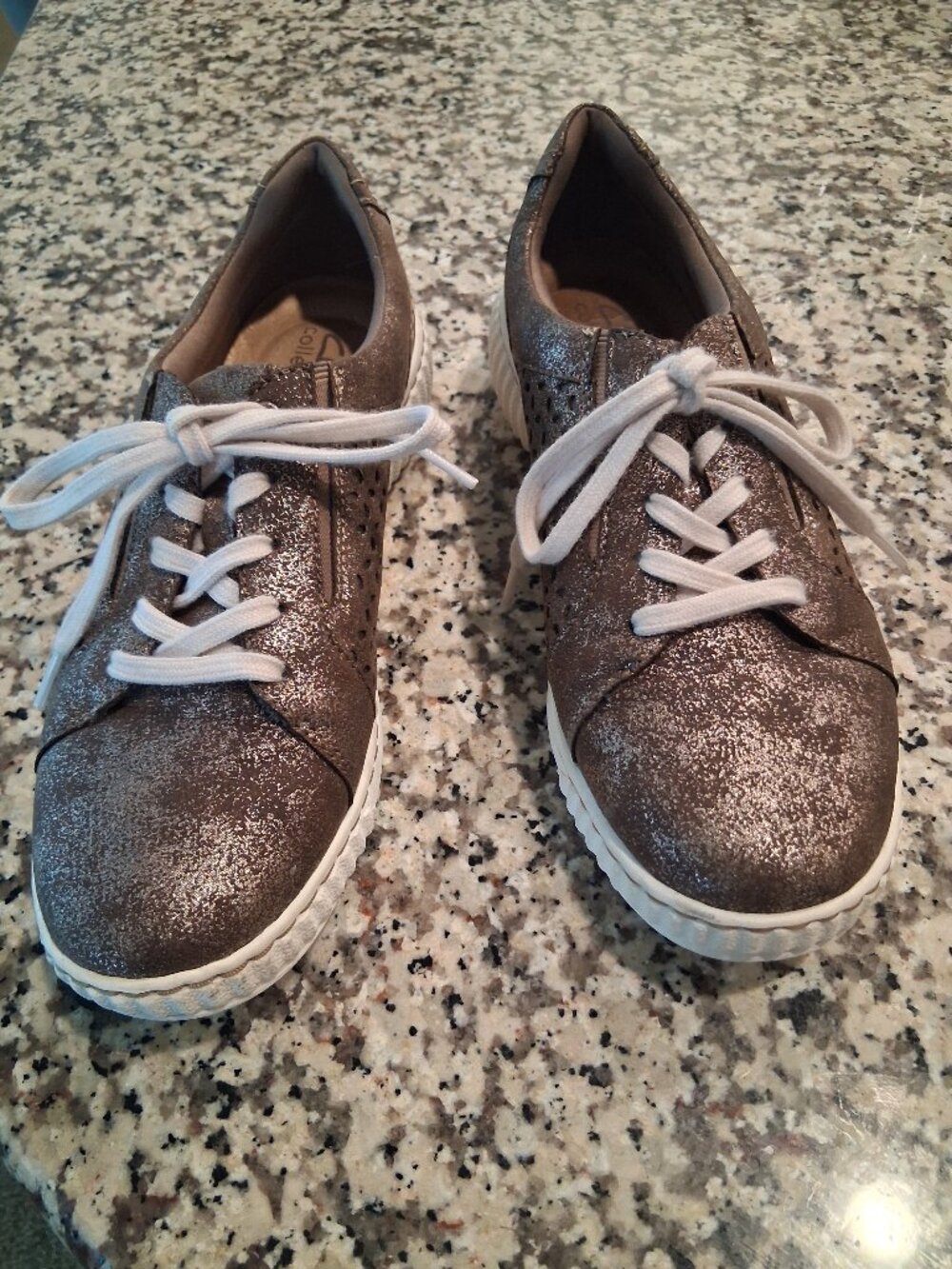 Clarks Collection | Women's T-Shoes - Gold Shimmer | Size 7 - Picture 2 of 6